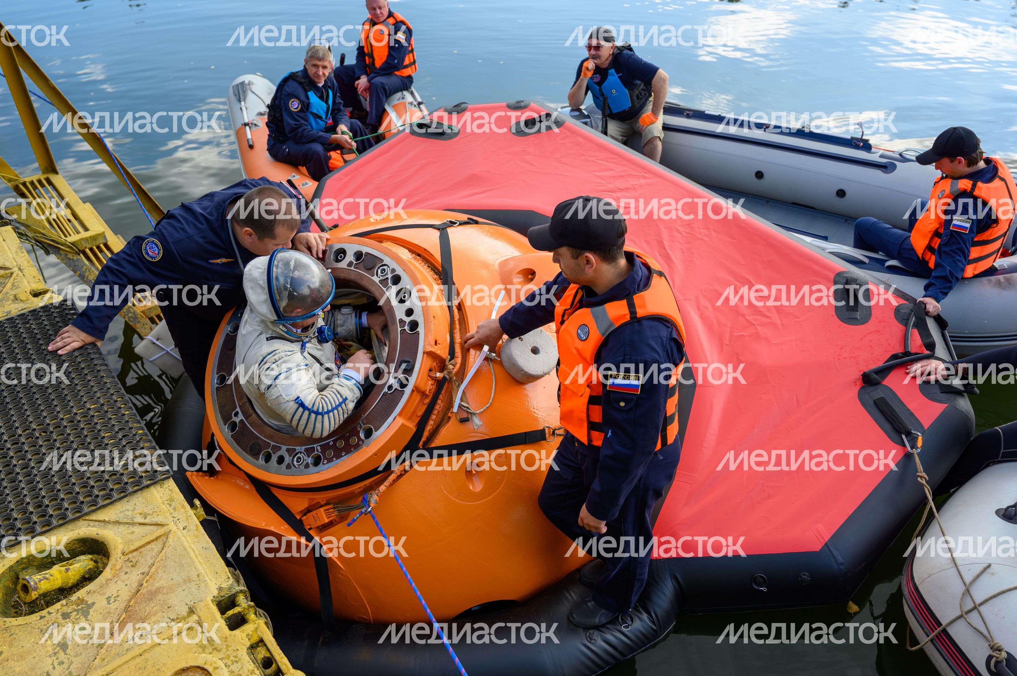 Тренировка космонавтов по действиям после посадки на водную поверхность в Ногинском спасательном центре МЧС России Тренировка космонавтов по действиям после посадки на водную поверхность в Ногинском спасательном центре МЧС России