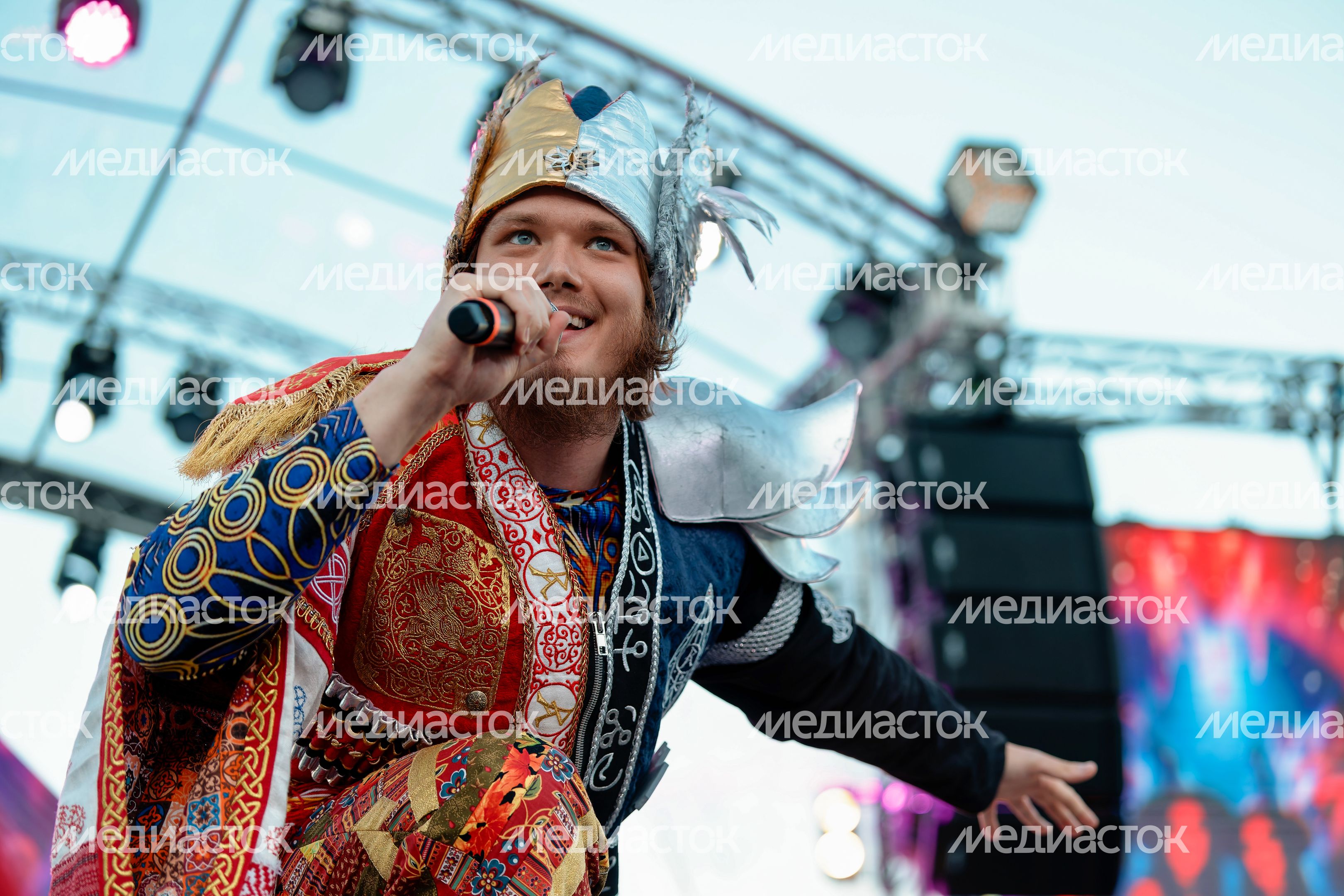 Певец Алексей Нарратив Бобров на конкурсе современной этнической музыки на фестивале «RUS_СВЕТ 2025» в Красногорске Певец Алексей Нарратив Бобров на конкурсе современной этнической музыки на фестивале «RUS_СВЕТ 2025» в Красногорске