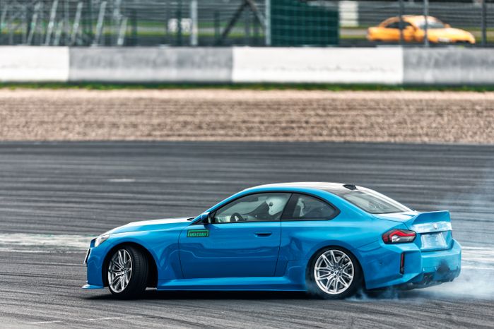 Дрифт-гонка автомобилей по автодрому Moscow Raceway на фестивале «Дрифт Экспо» в Волоколамске