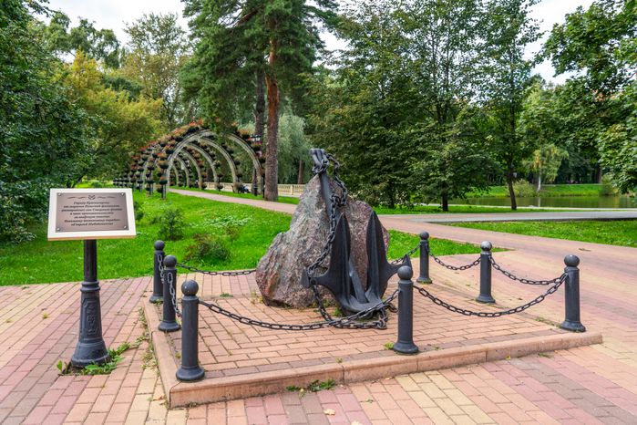 Жанровая скульптура «Якорь» в парке культуры и отдыха «Ивановские пруды» Красногорска
