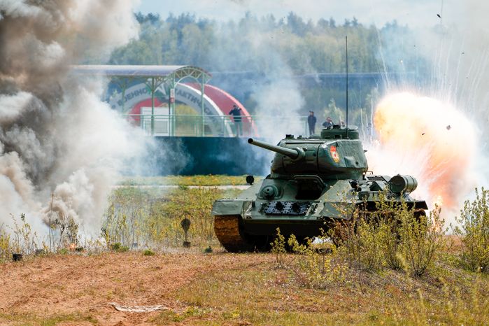 Военно-историческая реконструкция боя Великой Отечественной войны с техникой и авиацией в парке «Патриот» Одинцовского округа