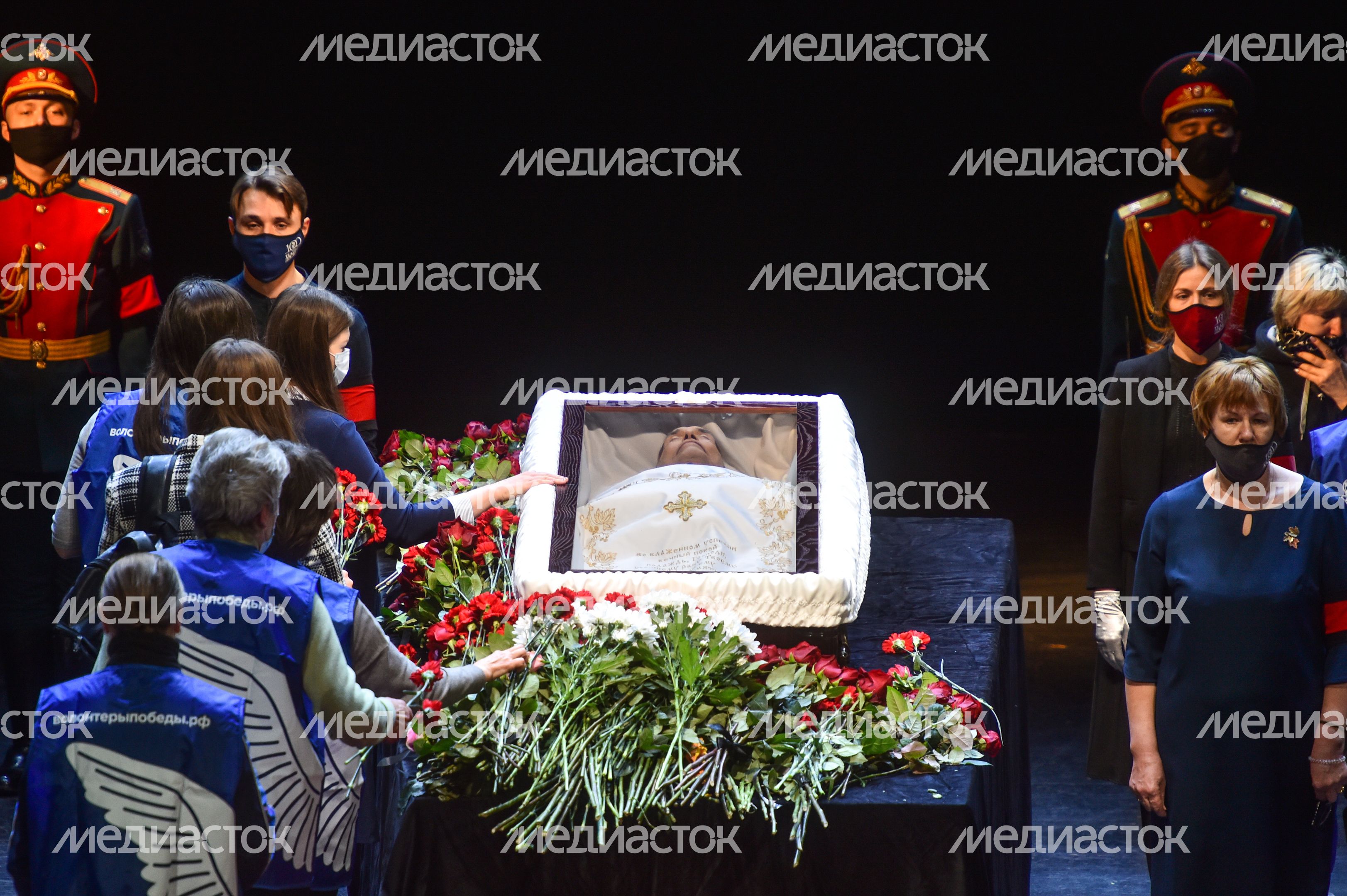 Церемония прощания с актером Василием Лановым в московском театре имени Вахтангова Церемония прощания с актером Василием Лановым в московском театре имени Вахтангова
