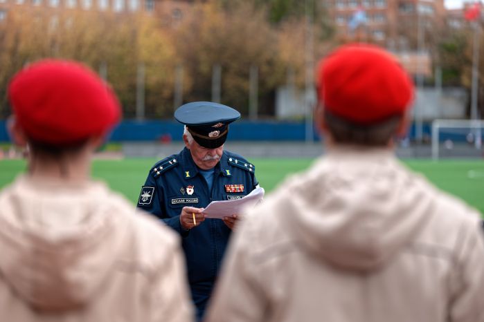 Смотр строя и песни показали школьники в военно-патриотической игре «Наследники Победы» в Подольске