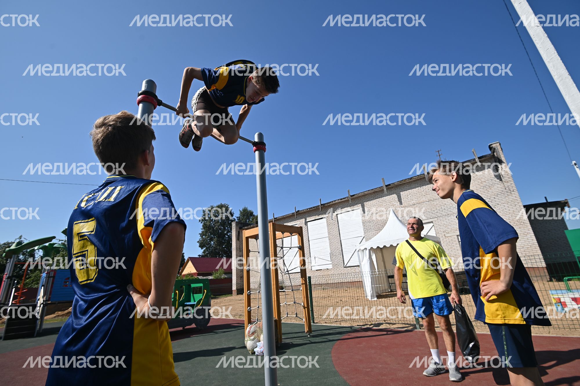 Проверка Губернатором Московской области установки спортивно-игровой площадки в деревне Львово