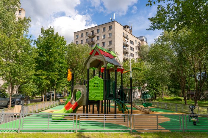 Новая дворовая игровая площадка на улице Мирной, 25 в Лобне