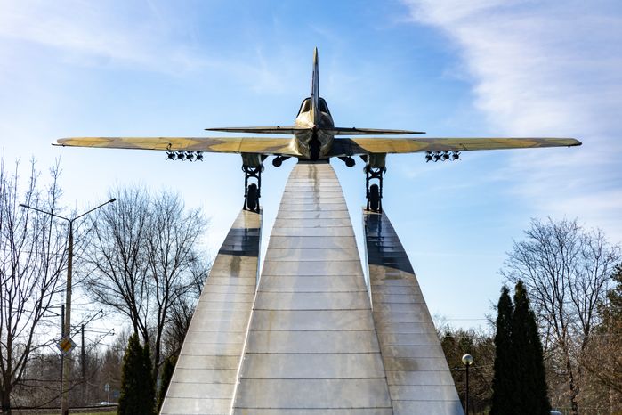Памятник самолету Ил-2