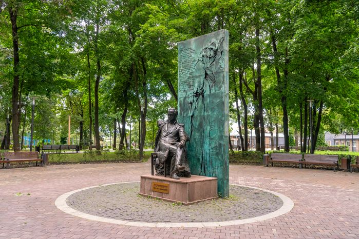 Памятник поэту и писетелю М.Ю. Лермонтову в парке культуры и отдыха имени Виктора Талалихина в Подольске
