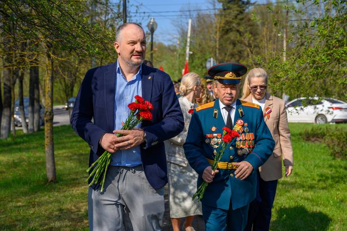 Возложение цветов у мемориала Великой Отечественной войны в Яхроме