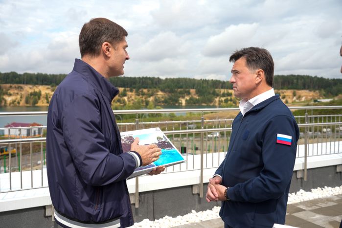 Андрей Воробьев проверил ход работ по благоустройству сквера в Дзержинском