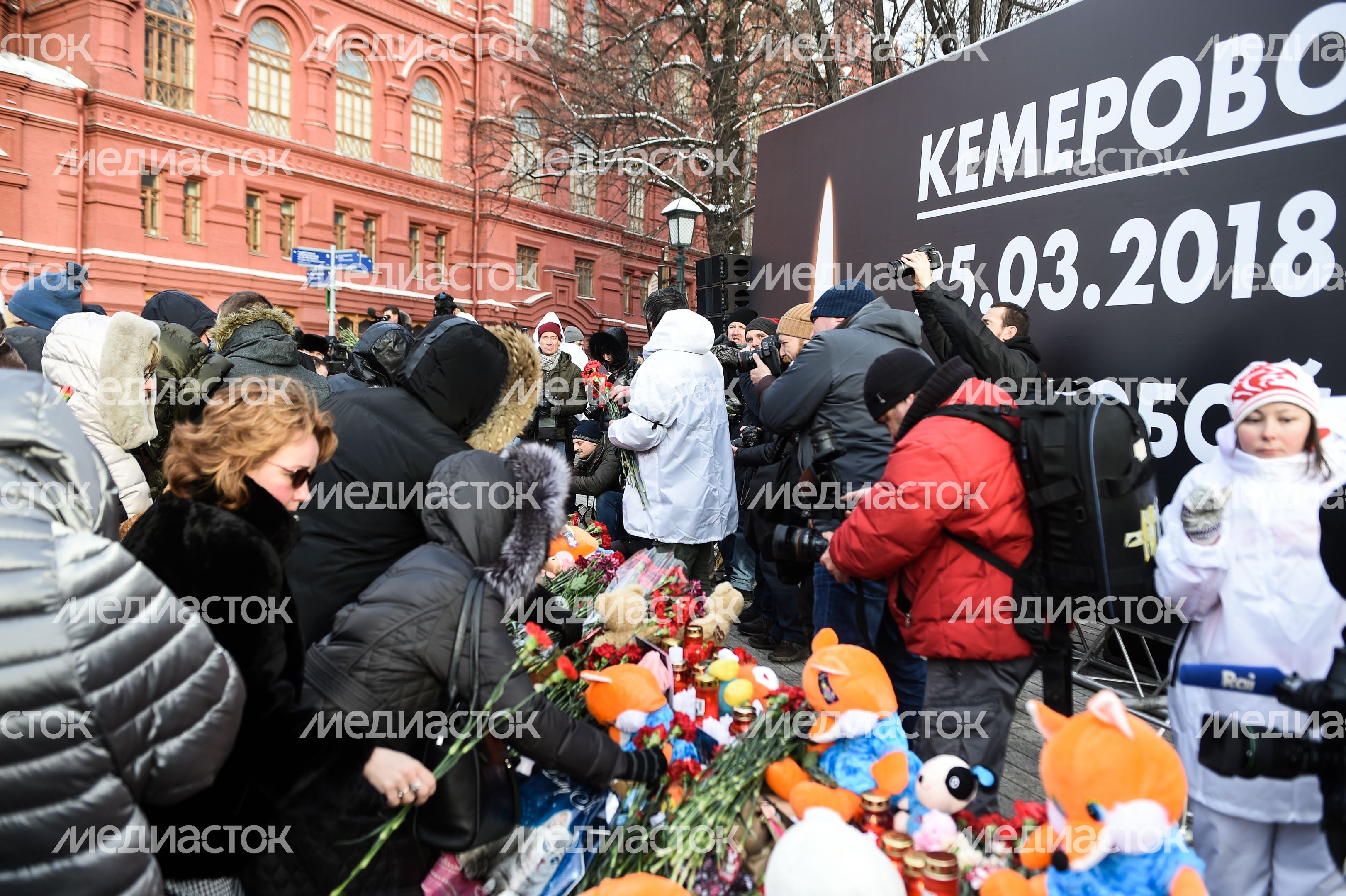 Акция в память о погибших в Кемерове на Манежной площади в Москве