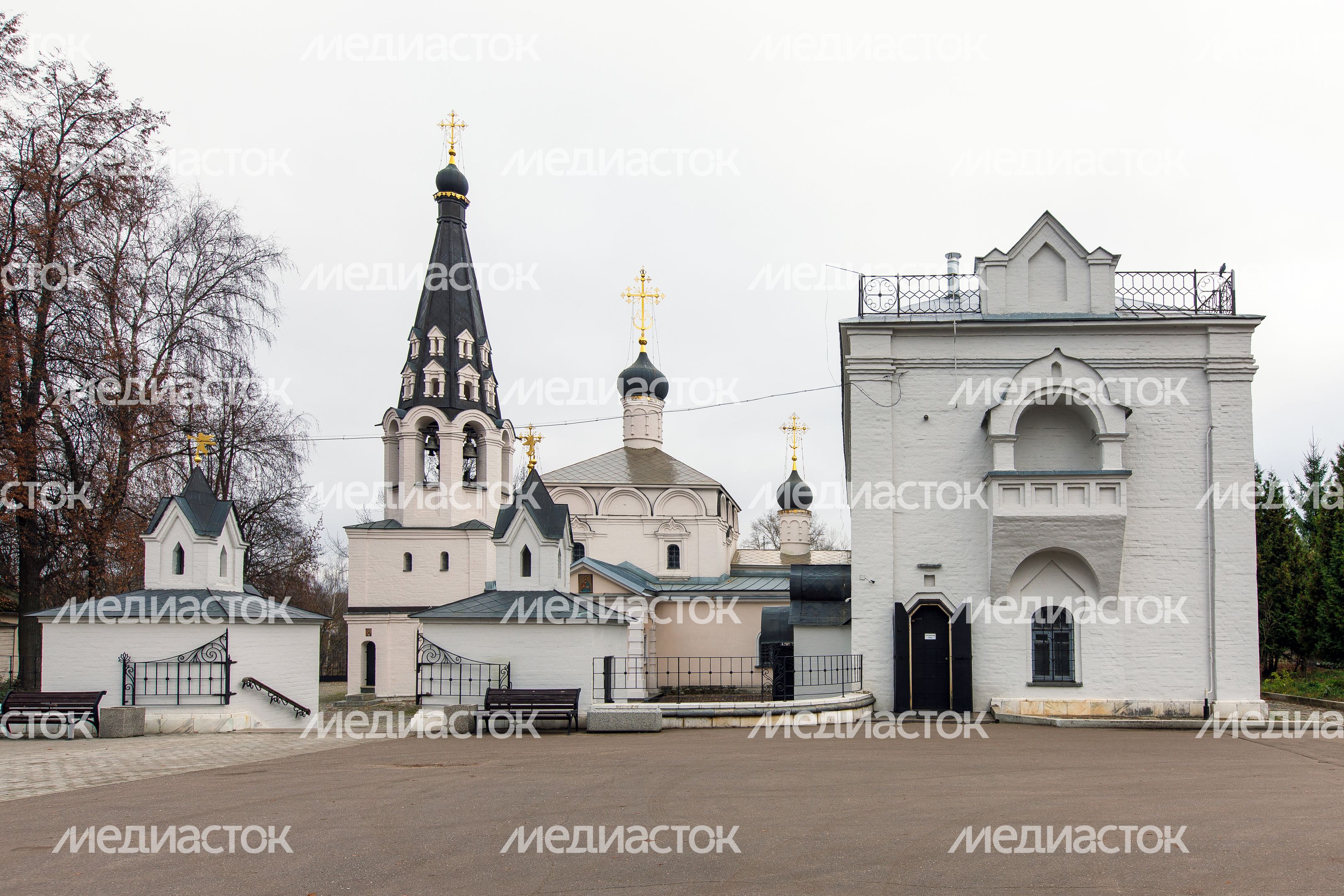 Церковь Спаса Нерукотворного Образа в Долгопрудном осенью Церковь Спаса Нерукотворного Образа в Долгопрудном осенью