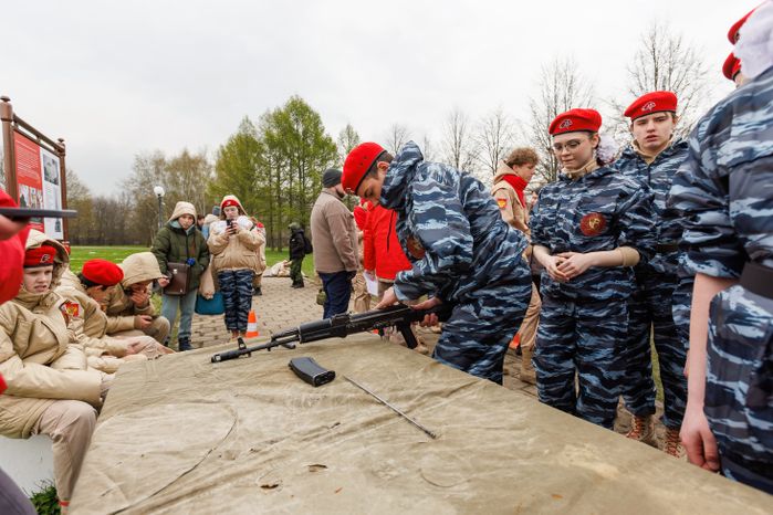 Военно-патриотическая игра «Юнармия, вперед!», посвященная Дню Победы, в Горках Ленинских