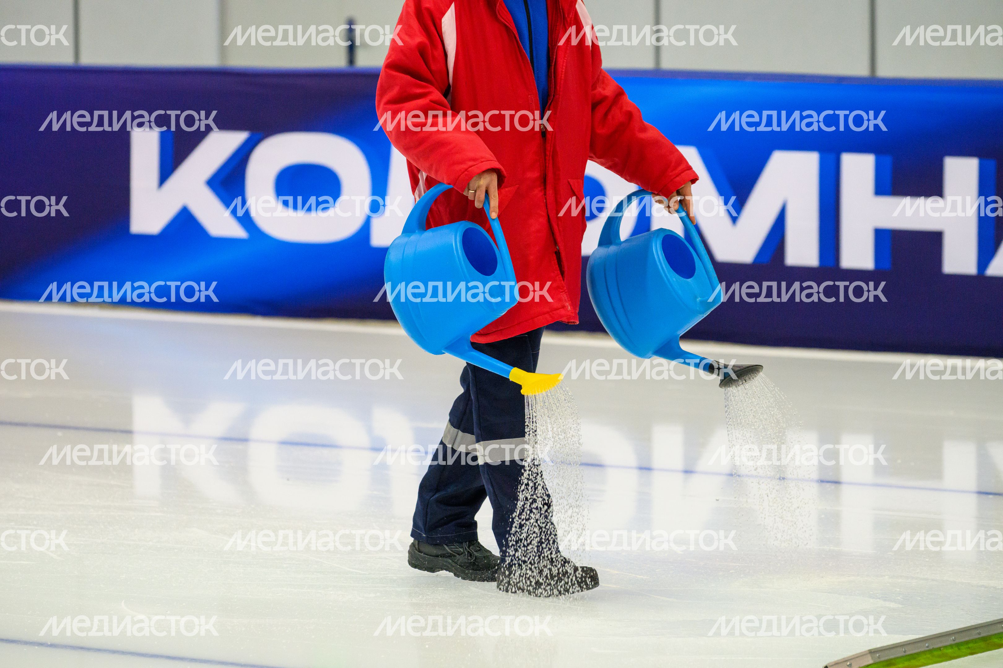 Заливка льда для Чемпионата России 2025 по конькобежному спорту в Коломне Заливка льда для Чемпионата России 2025 по конькобежному спорту в Коломне