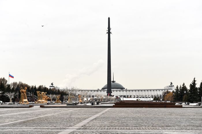 Промывка после зимы Монумента Победы на Поклонной горе в Москве