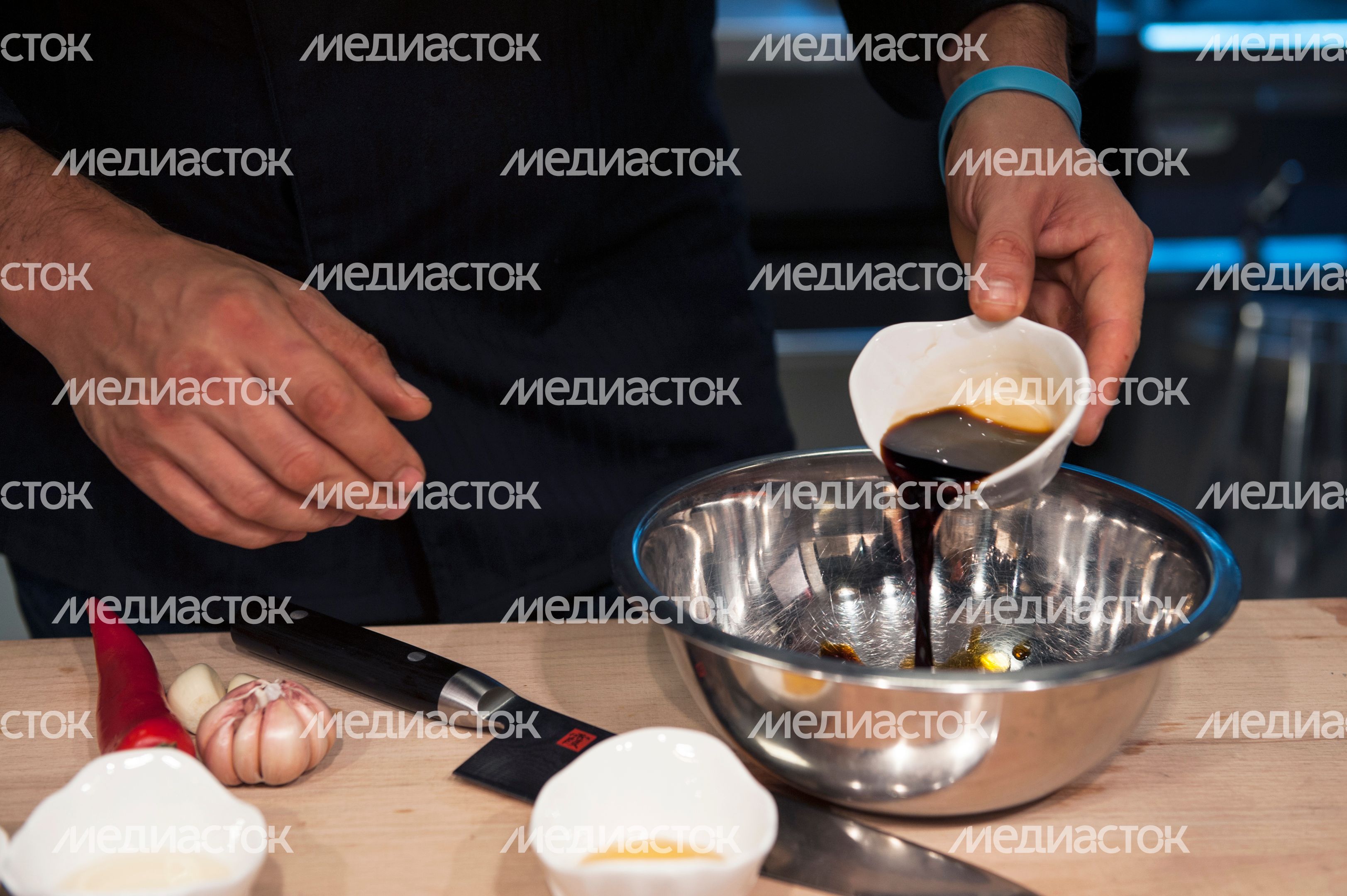 Приготовление салата с кальмарами и овощами на гриле