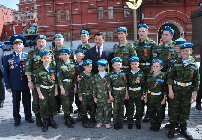 Андрей Воробьёв принял участие в церемонии возложения венков к Вечному огню у Могилы Неизвестного Солдата в Александровском саду