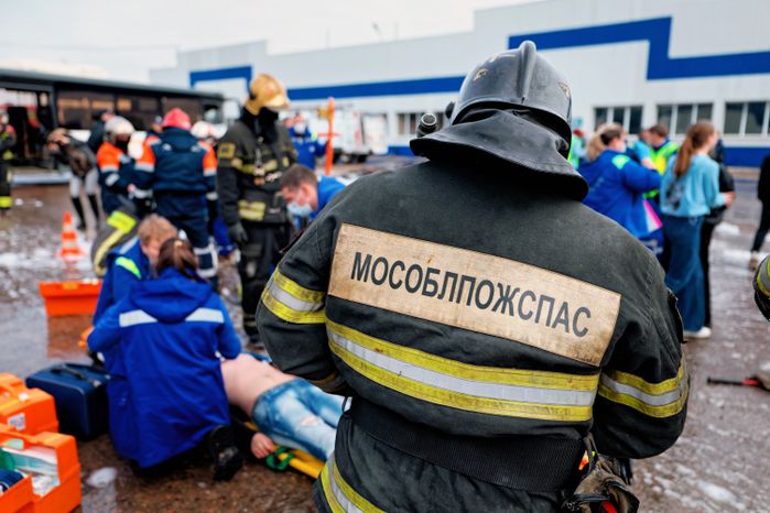 Помощь пострадавшему на месте ДТП на учениях Мособлпожспаса совместно с медициной катастроф в Чехове