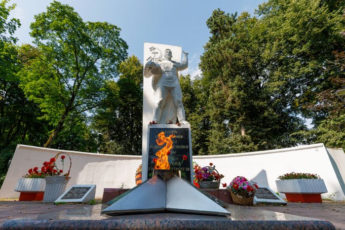Памятник воинам, павшим в годы Великой Отечественной войны, от жителей города Электроугли в сквере Победы