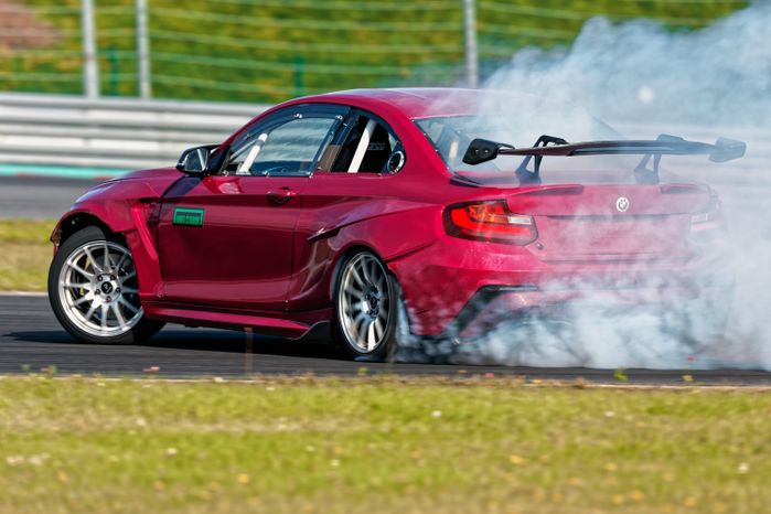 Дрифт-гонка автомобилей по автодрому Moscow Raceway на фестивале «Дрифт Экспо» в Волоколамске