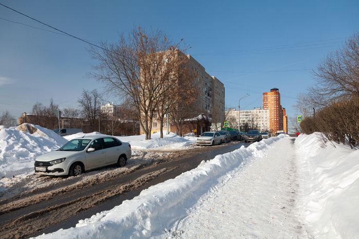 Зимние виды улиц города Дзержинский