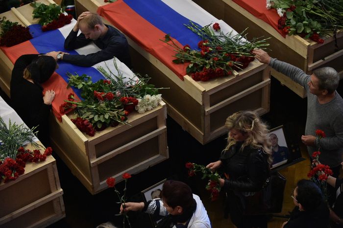 Прощание с погибшими членами экипажа самолета Ил-76 в Жуковском