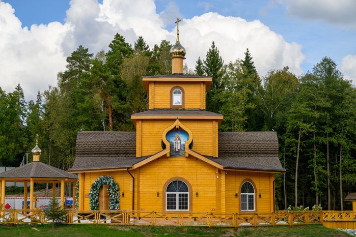 Храм иконы Божьей Матери «Умягчение злых сердец» в парк «Сераксеево» округа Серпухов осенью