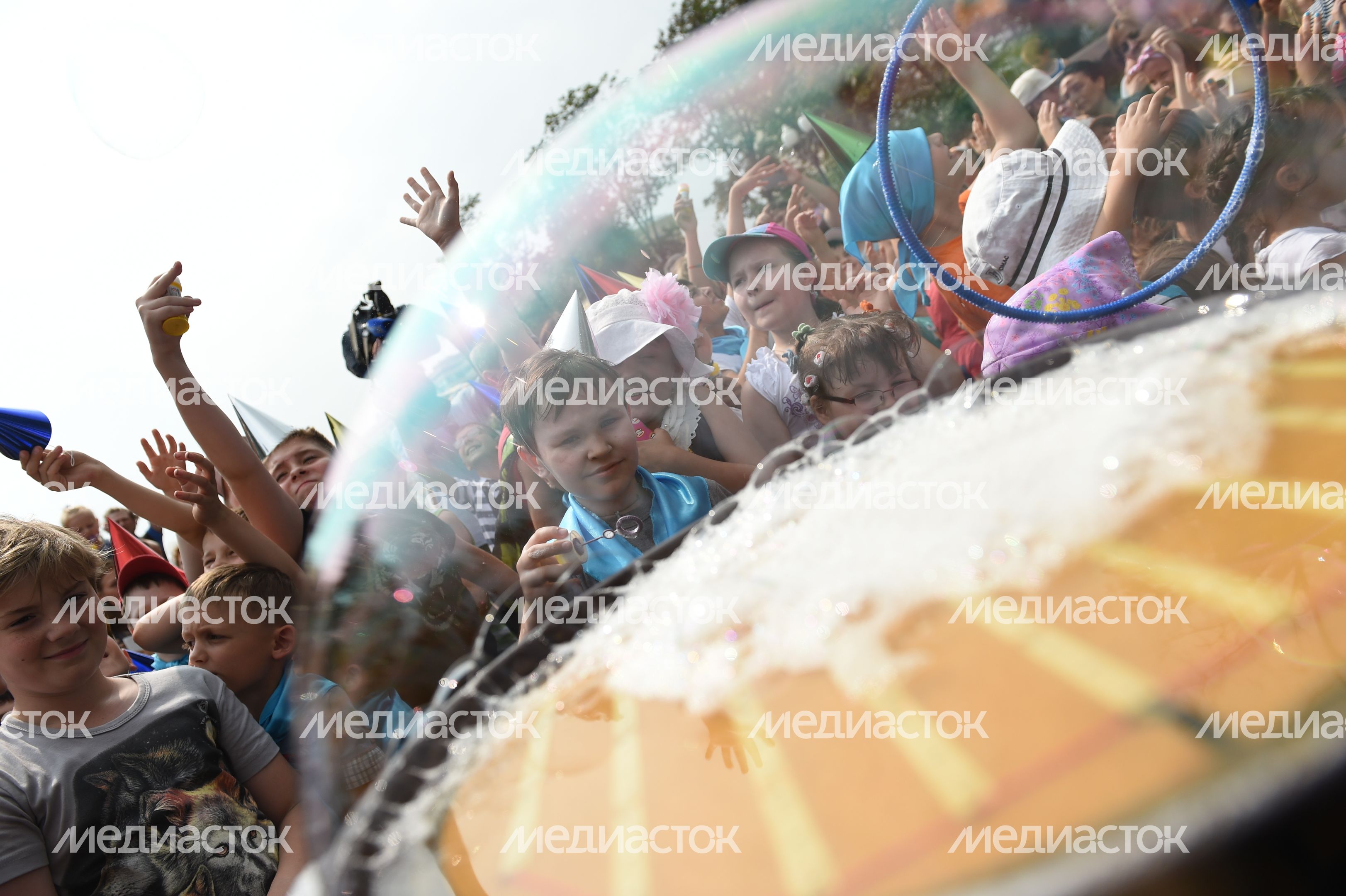 Шоу мыльных пузырей на Пушкинской площади в Москве