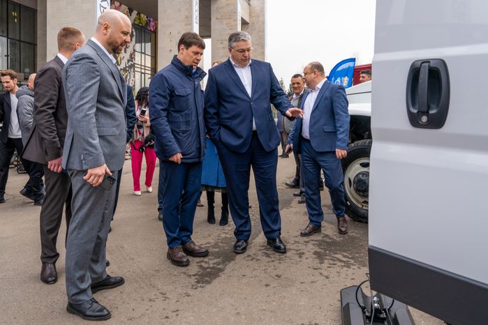 Владислав Мурашов и Кирилл Григорьев осмотрели выставку коммунальной техники