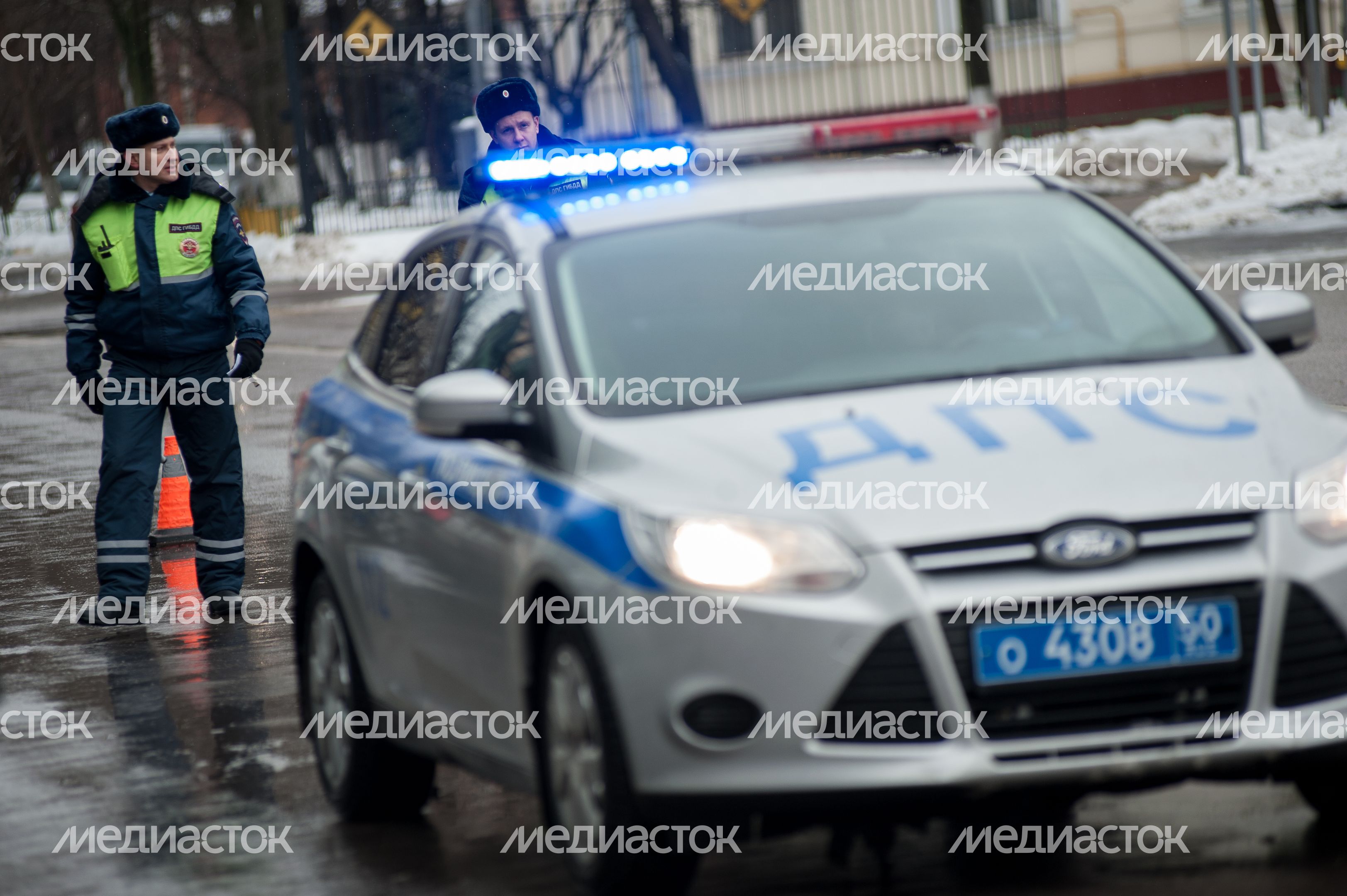 Сотрудники ГИБДД поздравляют женщин в преддверии 8 марта