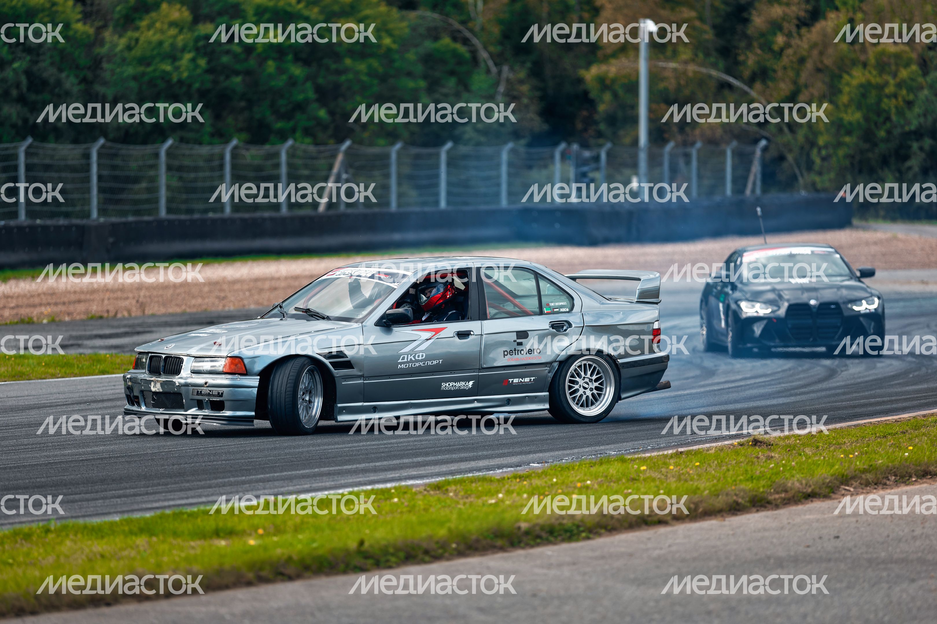 Дрифт-гонка автомобилей по автодрому Moscow Raceway на фестивале «Дрифт Экспо» в Волоколамске