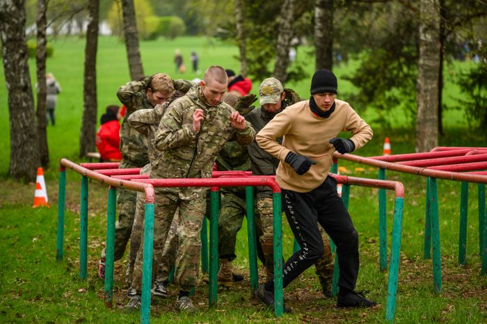 Военно-патриотическая игра «Юнармия, вперед!», посвященная Дню Победы, в Горках Ленинских