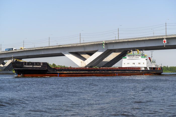 Баржа проходит по Пироговскому водохранилищу в Долгопрудном