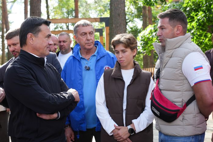 Андрей Воробьев пообщался с тренерами и спортсменами на спортивной базе "Лесная опушка"