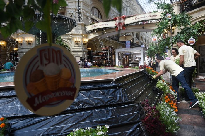 Юбилейный фестиваль цветов в ГУМе в Москве
