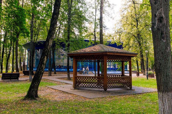 Беседка в Центральном городском парке им. М.И. Калинина в Королеве летом