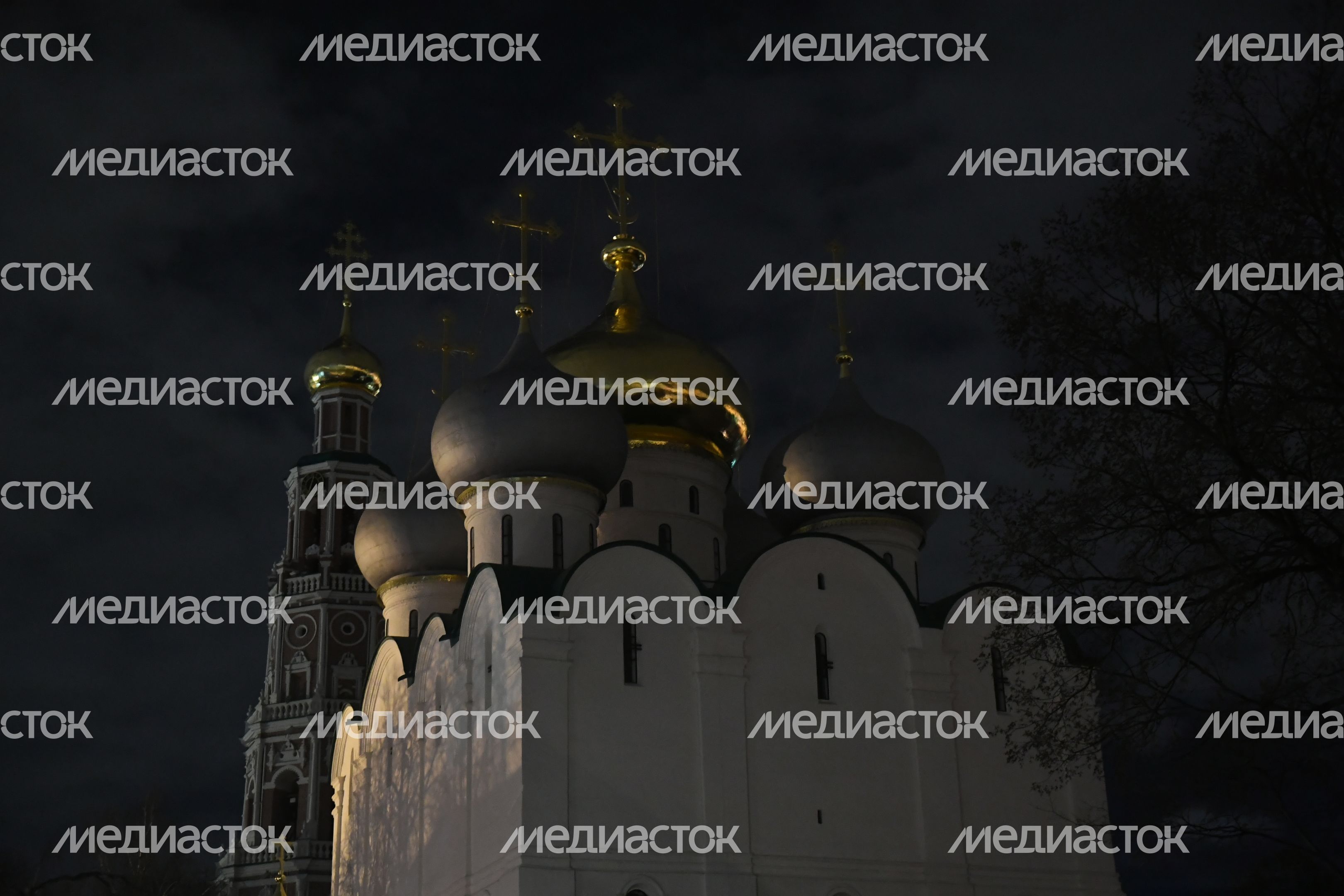 Пасхальное богослужение в Успенском храме Новодевичьего монастыря