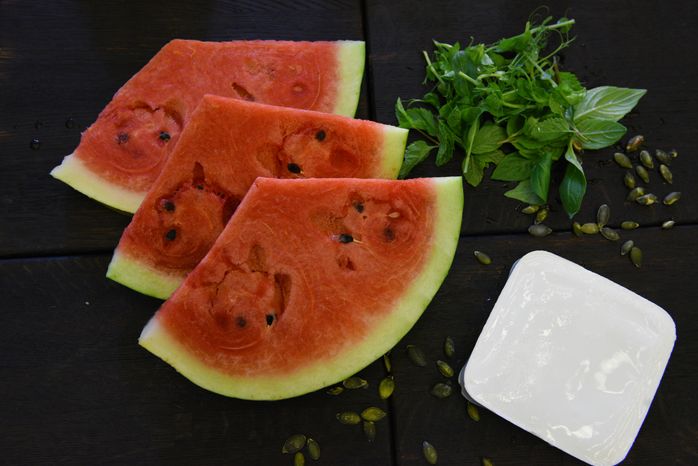 Приготовление закуски из арбуза с сыром фета