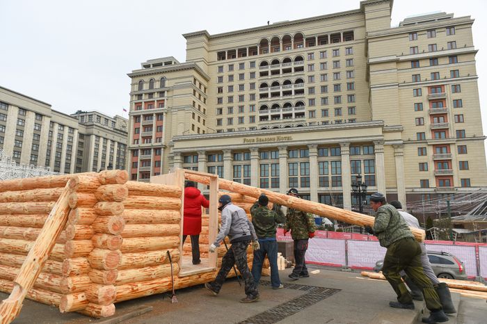 Монтаж инсталляций для фестиваля «Московская Масленица» на Манежной площади