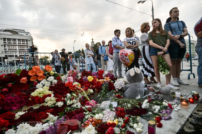 Жители Москвы несут цветы к посольству Франции