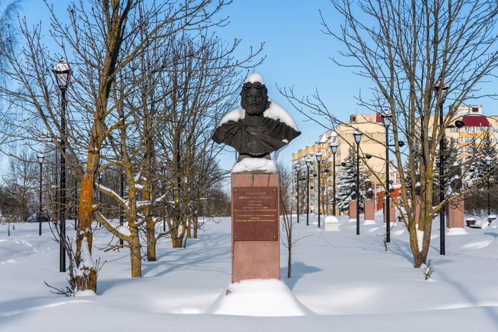 Бюст полководца Дмитрия Пожарского на аллее Славы в Можайске