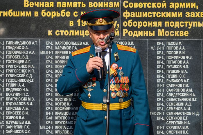 Возложение цветов у мемориала Великой Отечественной войны в Яхроме