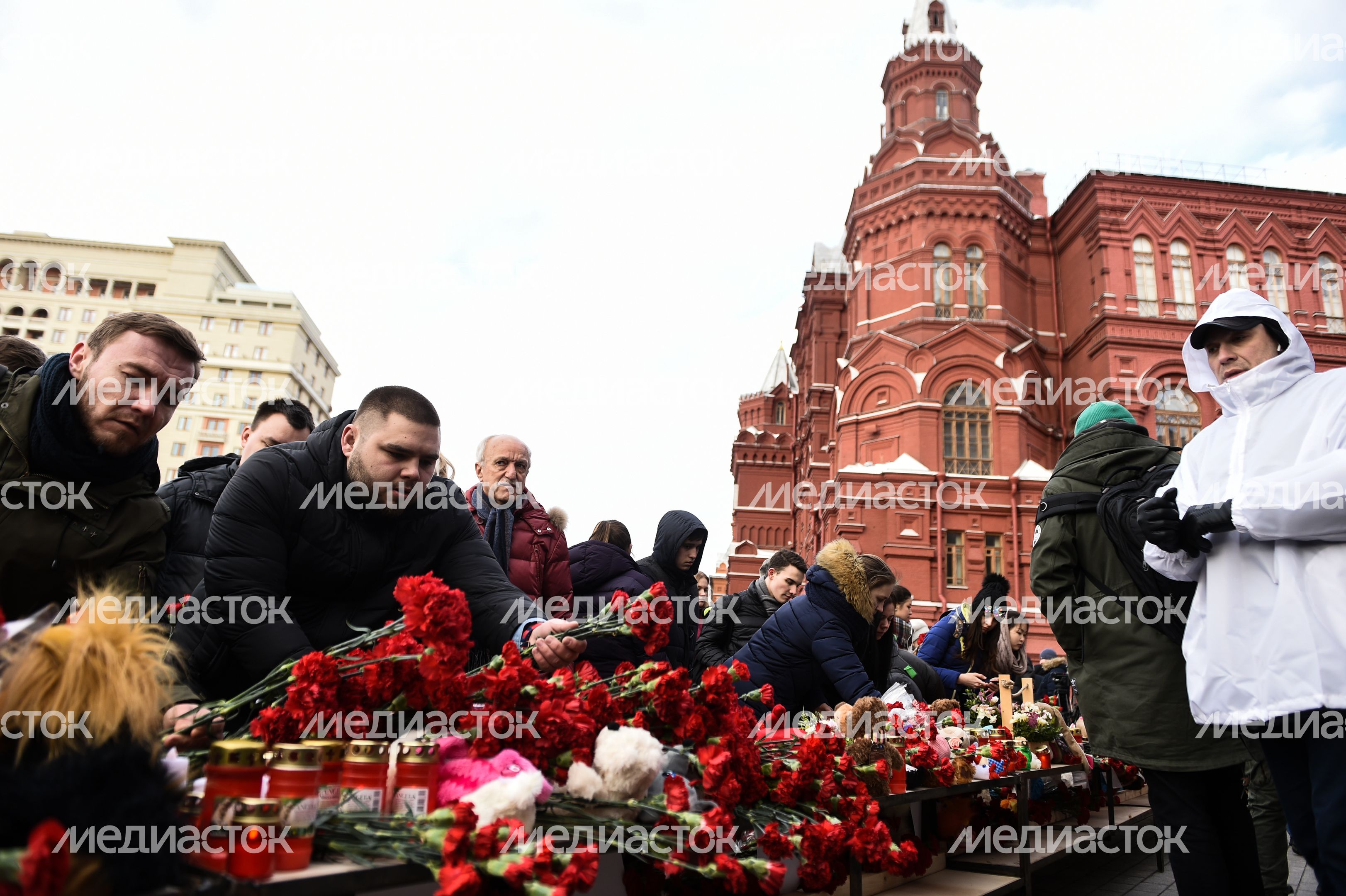 Акция в память о погибших в Кемерове на Манежной площади в Москве