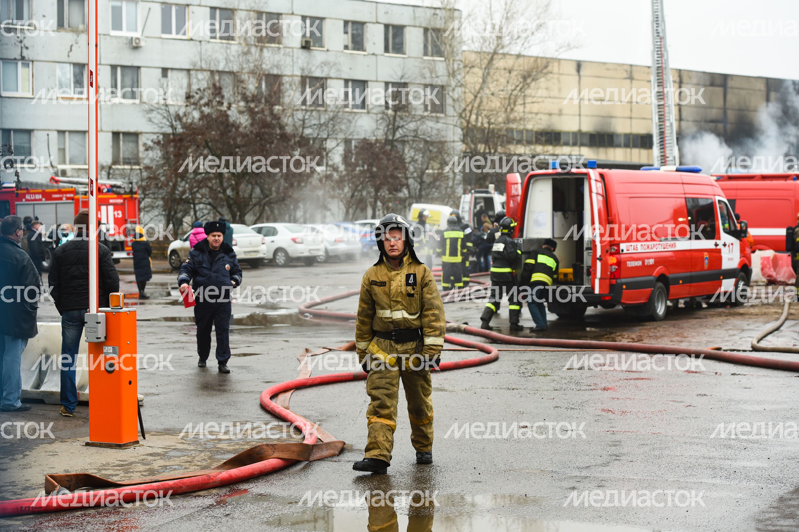 Пожар в складском помещении на улице Маршала Прошлякова в Москве