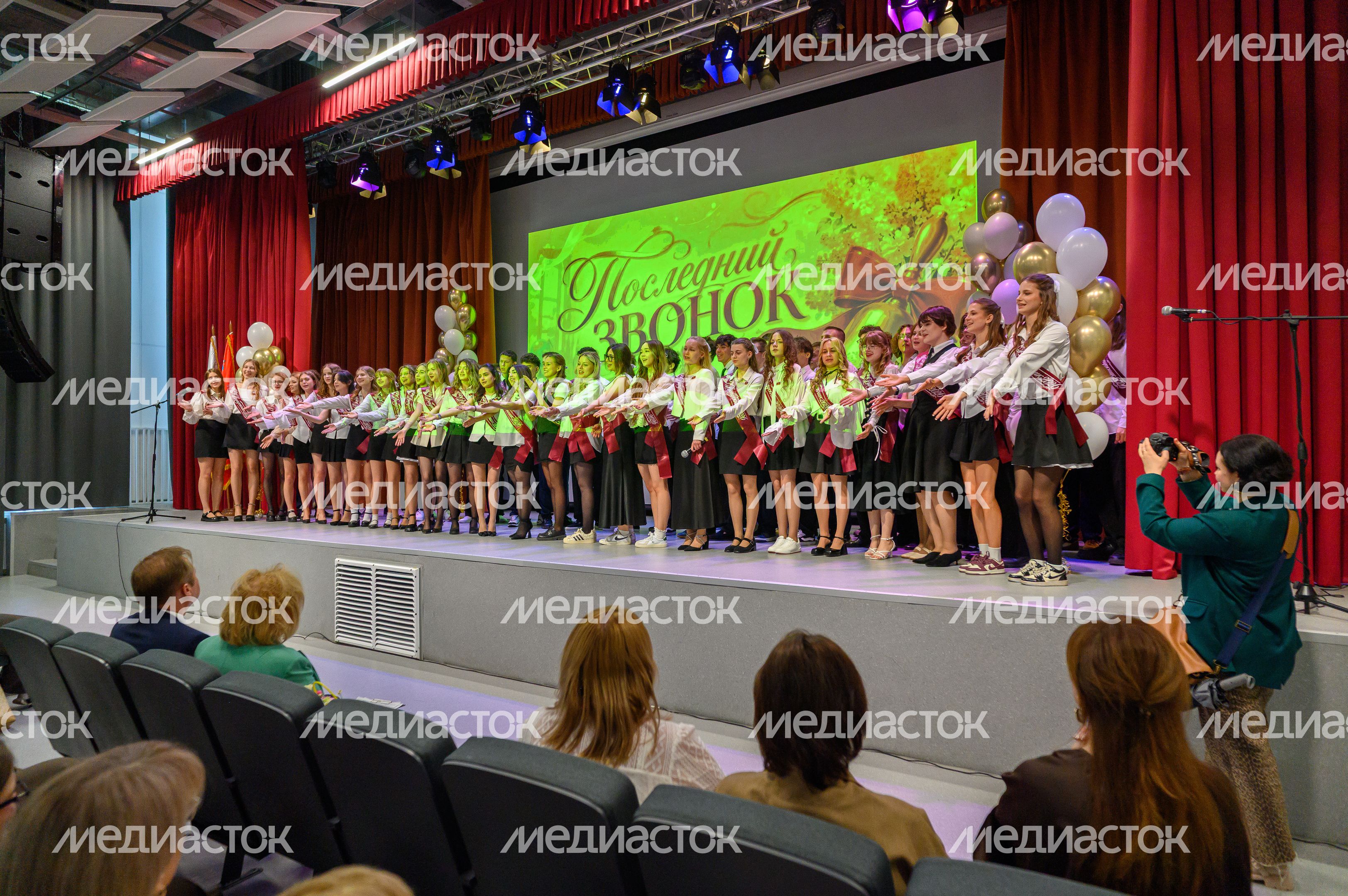 Последний звонок в гимназии №41 - корпусе «Феникс» в ЖК «Жулебино парк» города Люберцы Последний звонок в гимназии №41 - корпусе «Феникс» в ЖК «Жулебино парк» города Люберцы