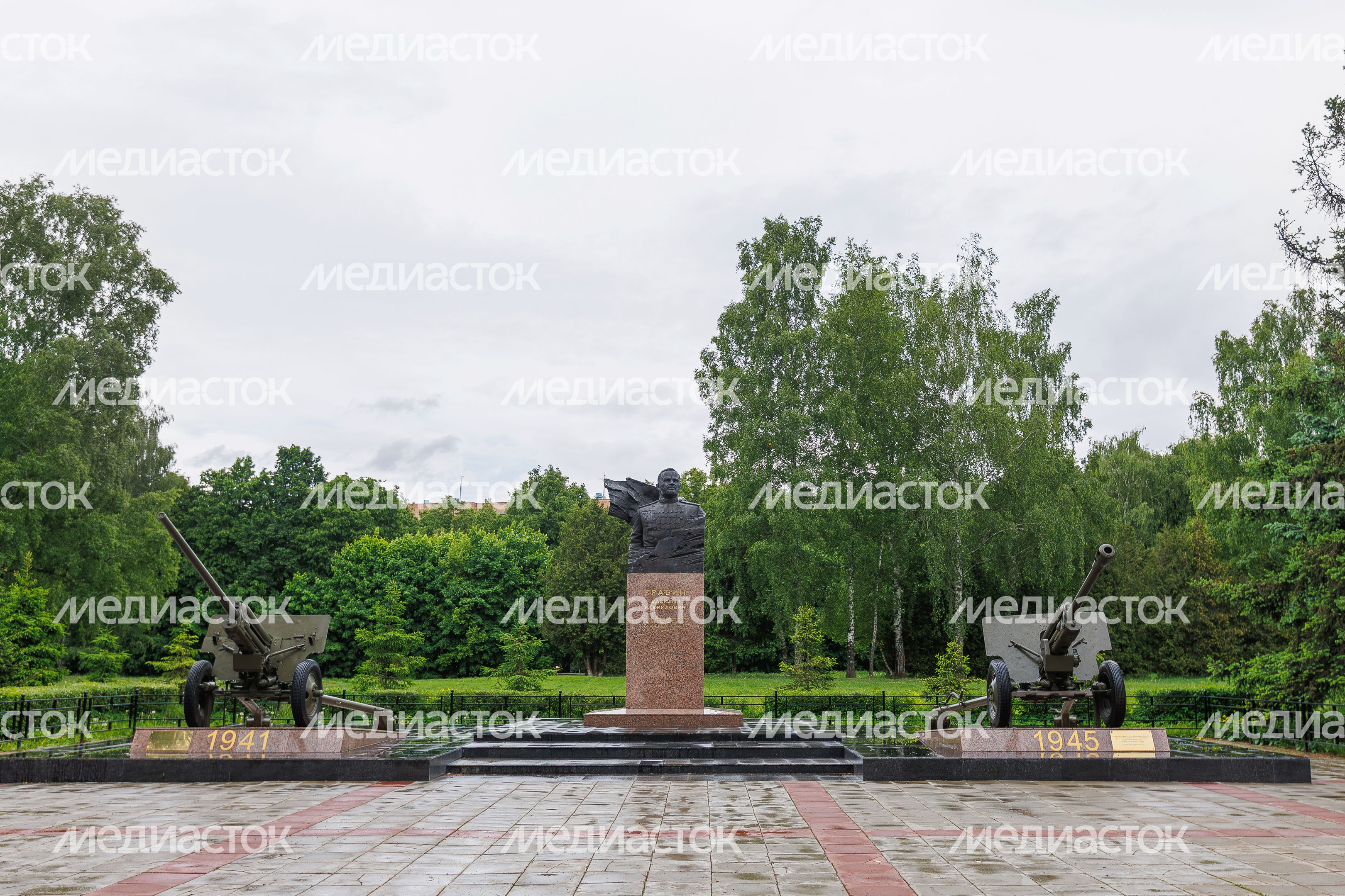 Памятник генерал-полковнику Василию Гавриловичу Грабину в парке Победы в Королеве Памятник генерал-полковнику Василию Гавриловичу Грабину в парке Победы в Королеве