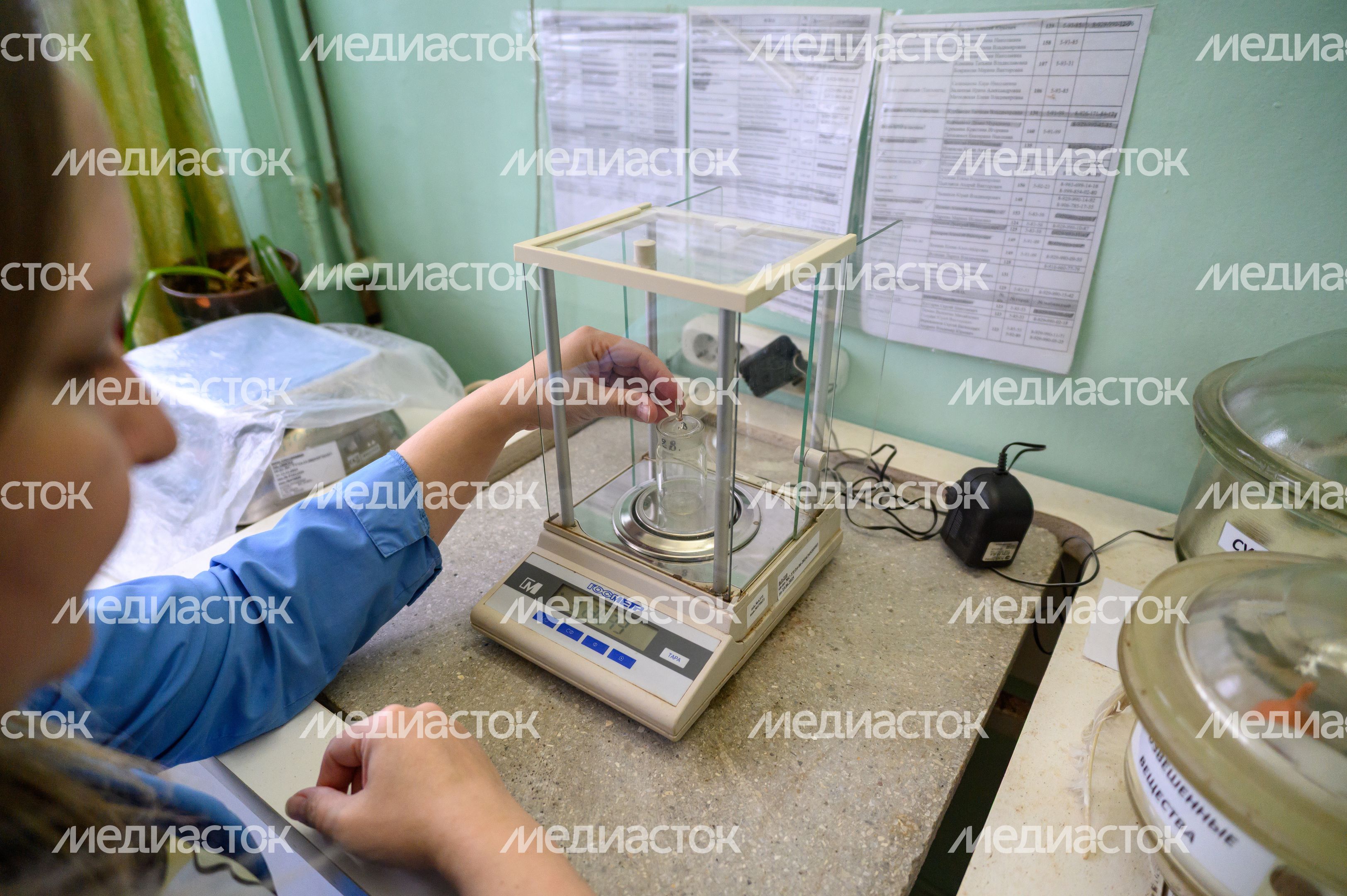 Контроль качества воды сотрудниками Мособлводоканала в лаборатории Контроль качества воды сотрудниками Мособлводоканала в лаборатории