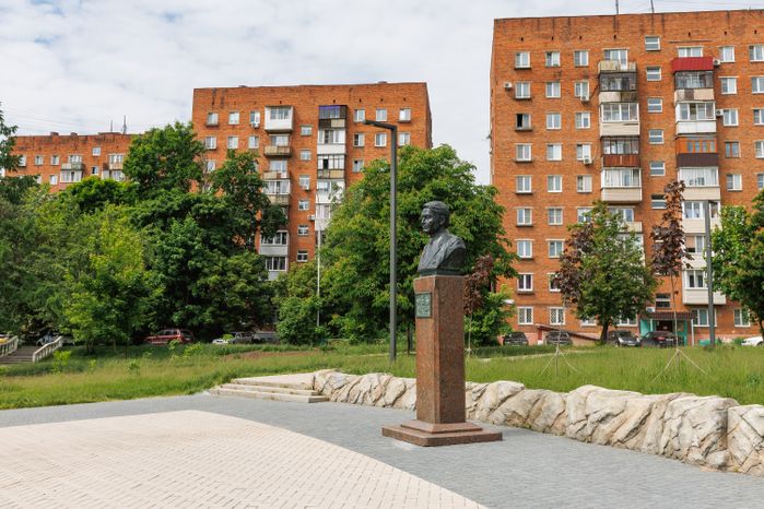 Летние виды сквера им. Б.К. Громцева в городе Дзержинский округа Люберцы. Бюст Бориса Константиновича Громцева