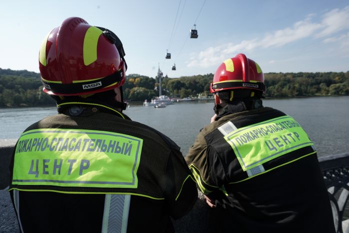 Учения спасателей на канатной дороге на Воробьевых горах