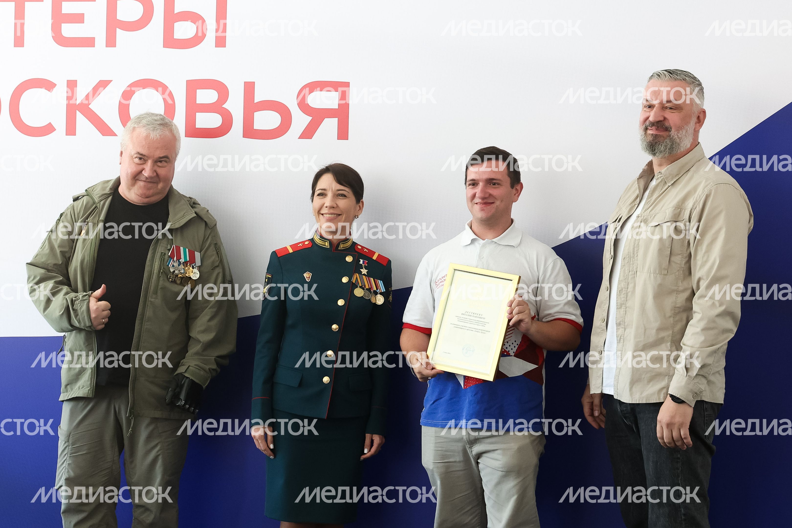 Награждение руководителей волонтерских организаций и активистов.