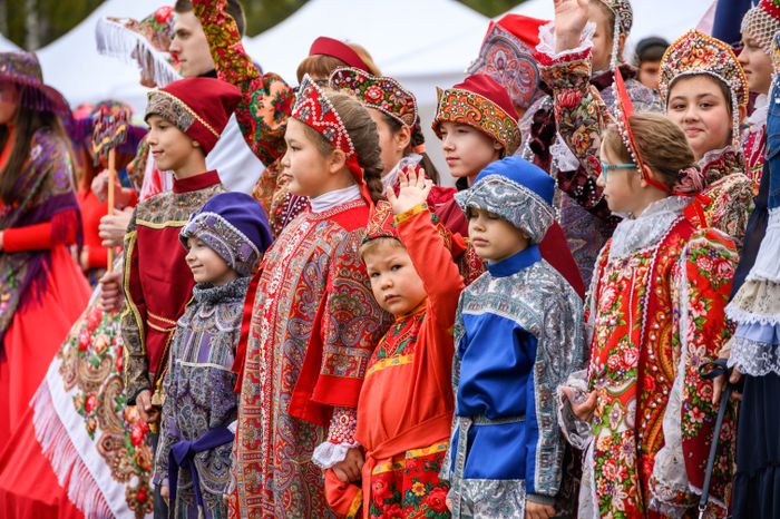 Воспитанники студии «Театр моды. Машенькина мастерская» на карнавальном шествии фестиваля «ТекСТИЛЬный Посад»